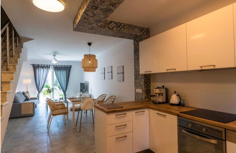 Holiday Cosy Home 파포스 외부 사진