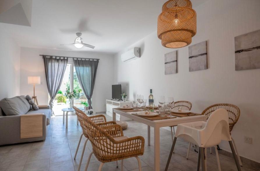 Holiday Cosy Home 파포스 외부 사진