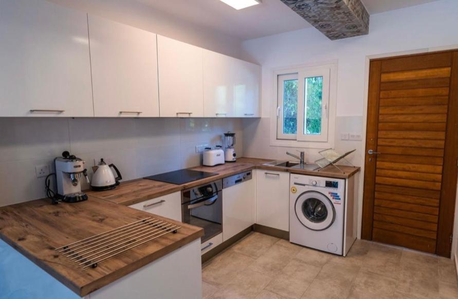 Holiday Cosy Home 파포스 외부 사진